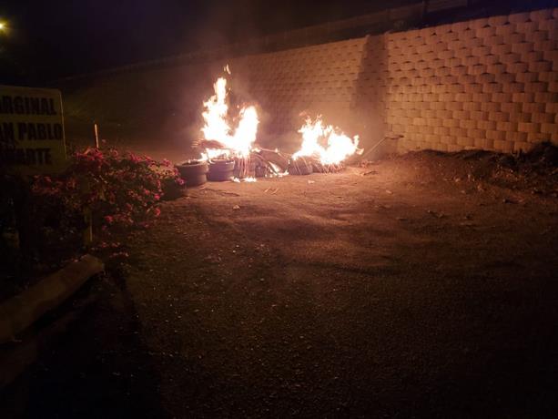 Incendio de neumáticos en San Francisco de Macorís.
