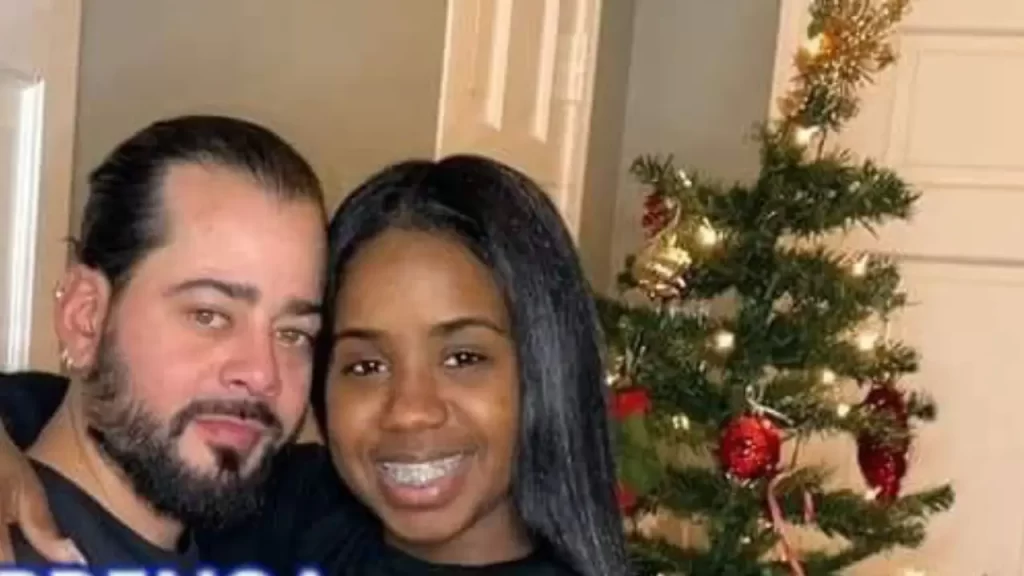 La hija de la victima con su actual pareja