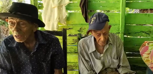 Dos abuelitos en un campo