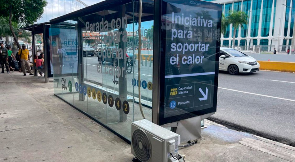 Instalan novedosa parada con aire acondicionado en av. 27 de febrero