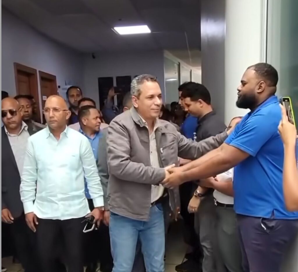 Personal del ITLA despide a su director, Omar Méndez
