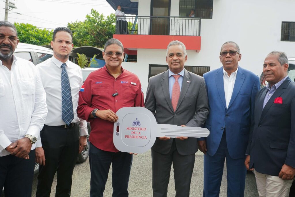 Gobierno entrega 12 camionetas a DAEH y reinaugura edificio que alberga al CRUE