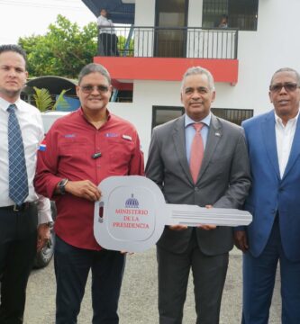 Gobierno entrega 12 camionetas a DAEH y reinaugura edificio que alberga al CRUE