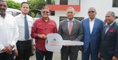 Gobierno entrega 12 camionetas a DAEH y reinaugura edificio que alberga al CRUE