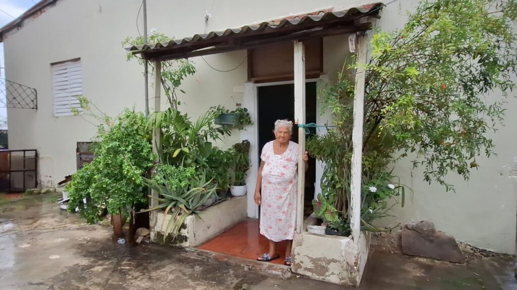 VIDEO: Anciana de 90 años pide vivienda al presidente Luis Abinader