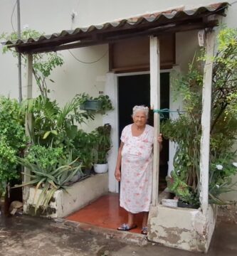 VIDEO: Anciana de 90 años pide vivienda al presidente Luis Abinader