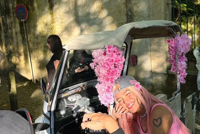 Karol G, referente de moda con un estilo urbano y sexy con raíces latinas