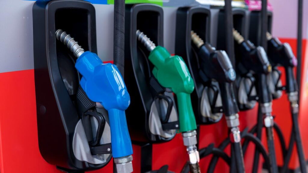 Precio de gasolina regular y premium siguen igual; cuatro de menos consumo bajan