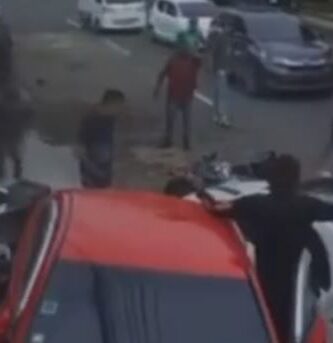 Golpean a puñetazos a conductor que chocó a hombre en el Ensanche La Fe