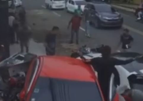 Golpean a puñetazos a conductor que chocó a hombre en el Ensanche La Fe