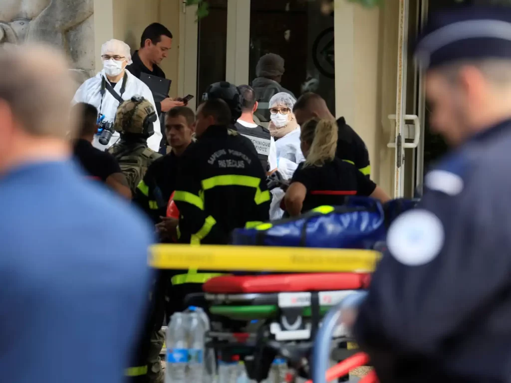 Profesor es herido de gravedad al ser atacado con cuchillo por dos alumnos