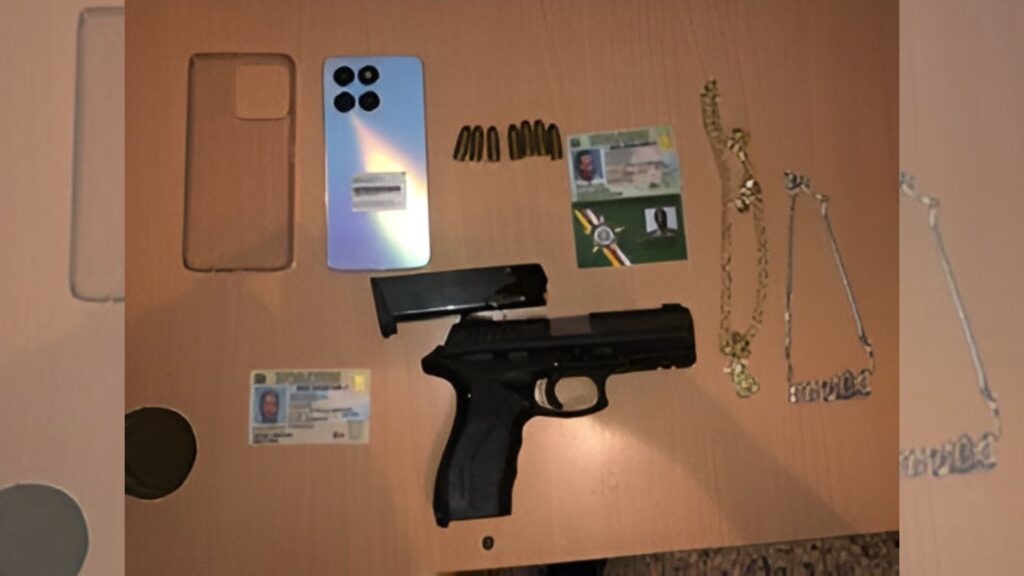 Policía detiene 2 hombres por porte ilegal de arma de fuego en Los Guaricanos