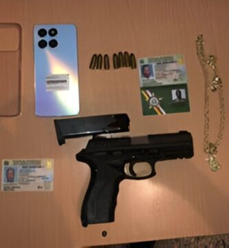 Policía detiene 2 hombres por porte ilegal de arma de fuego en Los Guaricanos