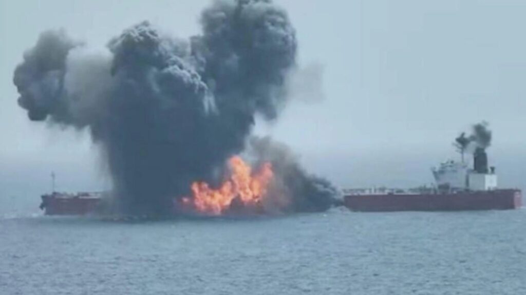 VIDEO: Así fue la explosión de un buque petrolero atacado por hutíes en Yemen