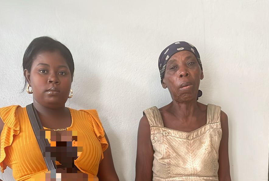Policía entrega a familiares señora que estaba extraviada