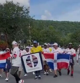 Con banderas en mano dominicanos desfilan en Cooperstown