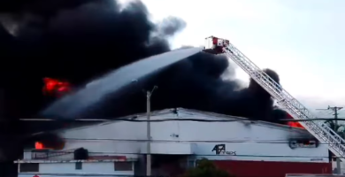 Incendio en la Zona Franca de Rafey