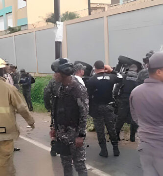 12 agentes policiales en la autopista Duarte
