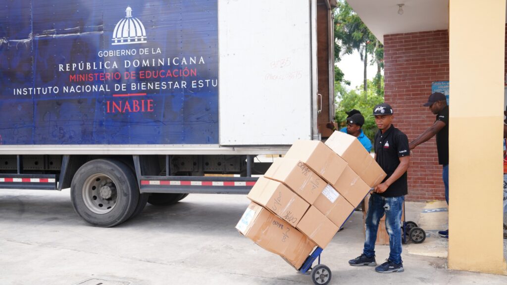 INABIE dice completó entrega de más de 1.8 millones de kits de utilería escolar