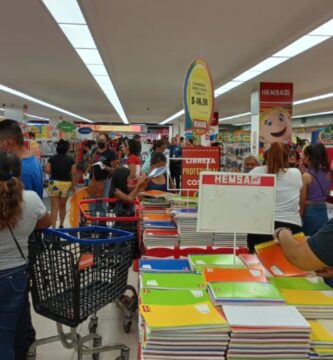 ¡A última hora! padres continúan abarrotando las tiendas en busca de útiles escolares