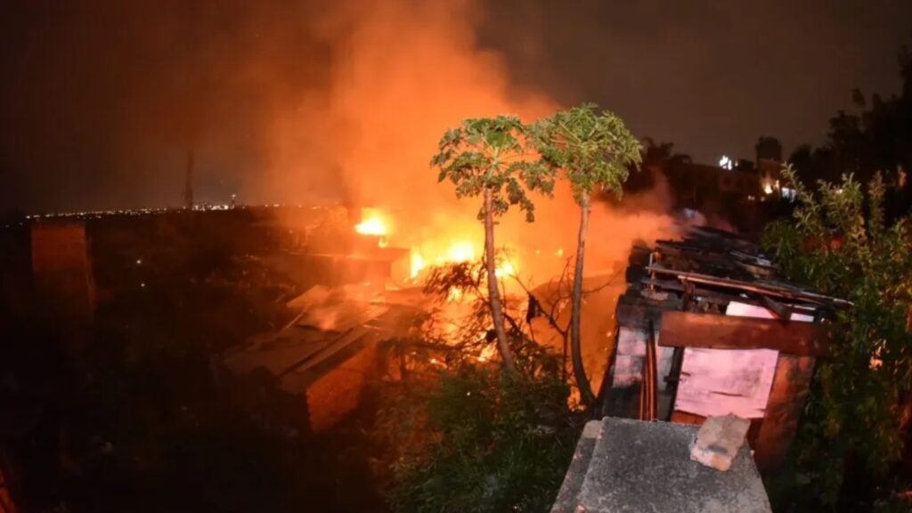 Al menos treinta casas destruidas por incendio en barrio de Asunción en Paraguay