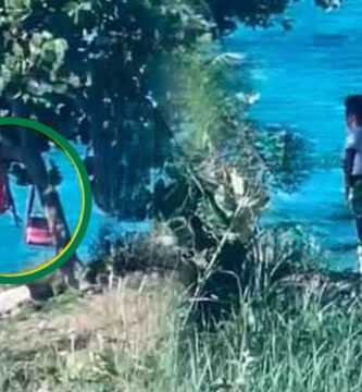 Una adolencente en la playa Caleta