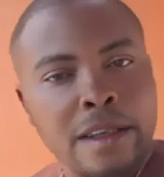 Uno del vecino país manda mensaje a dominicanos Un ciudadano haitiano lanzó amenazas contra dominicanos que marcharán el 30 de marzo en Bávaro, causando preocupación y rechazo. Un ciudadano haitiano, identificado en redes sociales como @Chetume_promo509, ha generado gran indignación tras lanzar amenazas contra los dominicanos que tienen previsto marchar pacíficamente el 30 de marzo en Friusa, Bávaro. A través de un video publicado en TikTok, el individuo insultó y desafió la manifestación, insinuando posibles confrontaciones con quienes participen en la marcha. Sus palabras han causado preocupación en la comunidad y han llamado la atención de las autoridades, quienes ya están al tanto de la situación. En su mensaje, el ciudadano haitiano afirmó que este lado de la isla también les pertenece, basándose en la historia de ambas naciones. Sus declaraciones han sido interpretadas por muchos como una provocación y han generado fuertes reacciones en redes sociales, donde numerosos usuarios han expresado su rechazo a sus comentarios. Ante este escenario, se espera que las autoridades tomen medidas para garantizar la seguridad de la marcha y evitar cualquier tipo de altercado. Los organizadores del evento han reafirmado su compromiso con una manifestación pacífica y han hecho un llamado a la calma, instando a los ciudadanos a no caer en provocaciones. La comunidad de Bávaro y los participantes de la marcha han manifestado su determinación de ejercer su derecho a la libre expresión sin temor a amenazas o violencia. Se espera que en los próximos días se refuercen las medidas de seguridad para asegurar que la jornada transcurra sin incidentes y en un ambiente de paz.