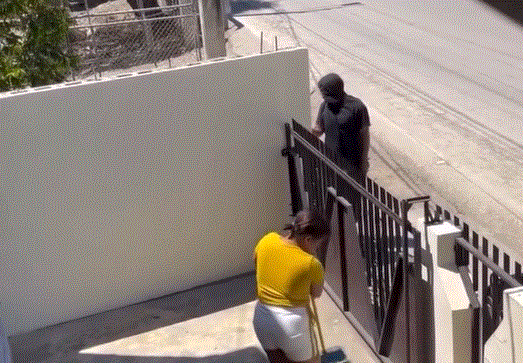 Hombre acecha a su expareja con machete en Santo Domingo