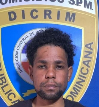 Hombre acusado de homicidio se entrega a la Policía en San Pedro