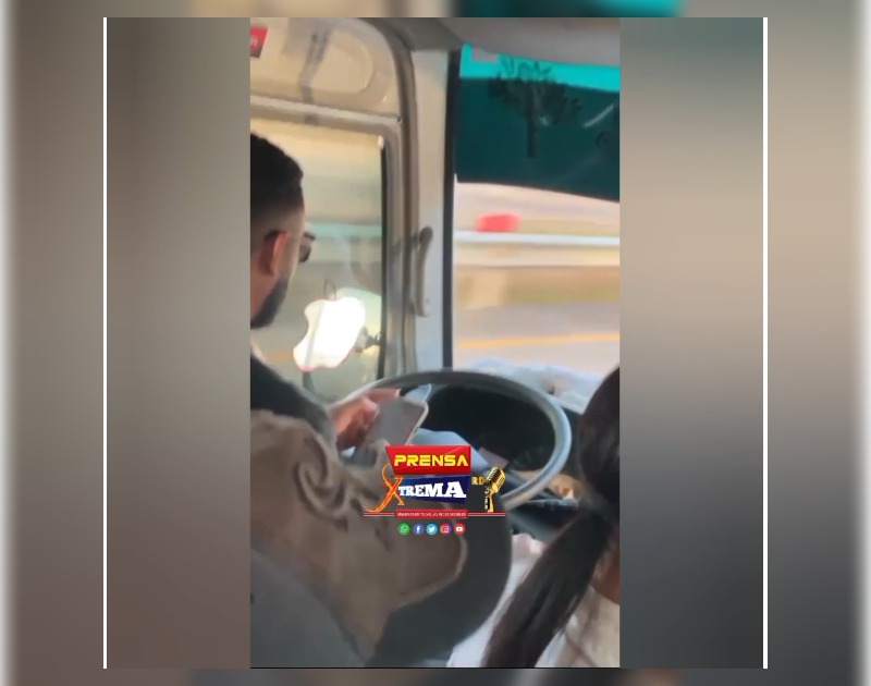 Chofer es captado usando celular mientras conduce en Nagua-Santiago
