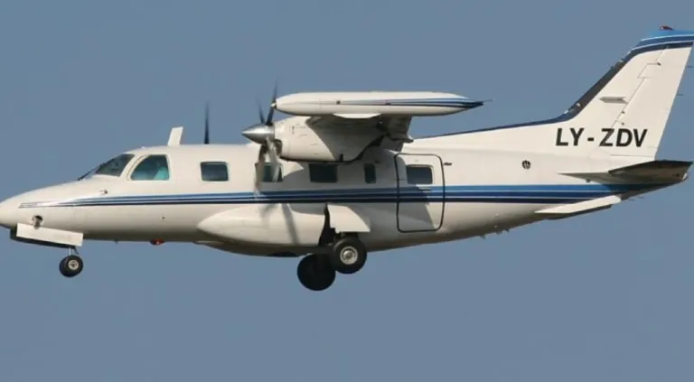 Avión bimotor Mitsubishi MU-2B